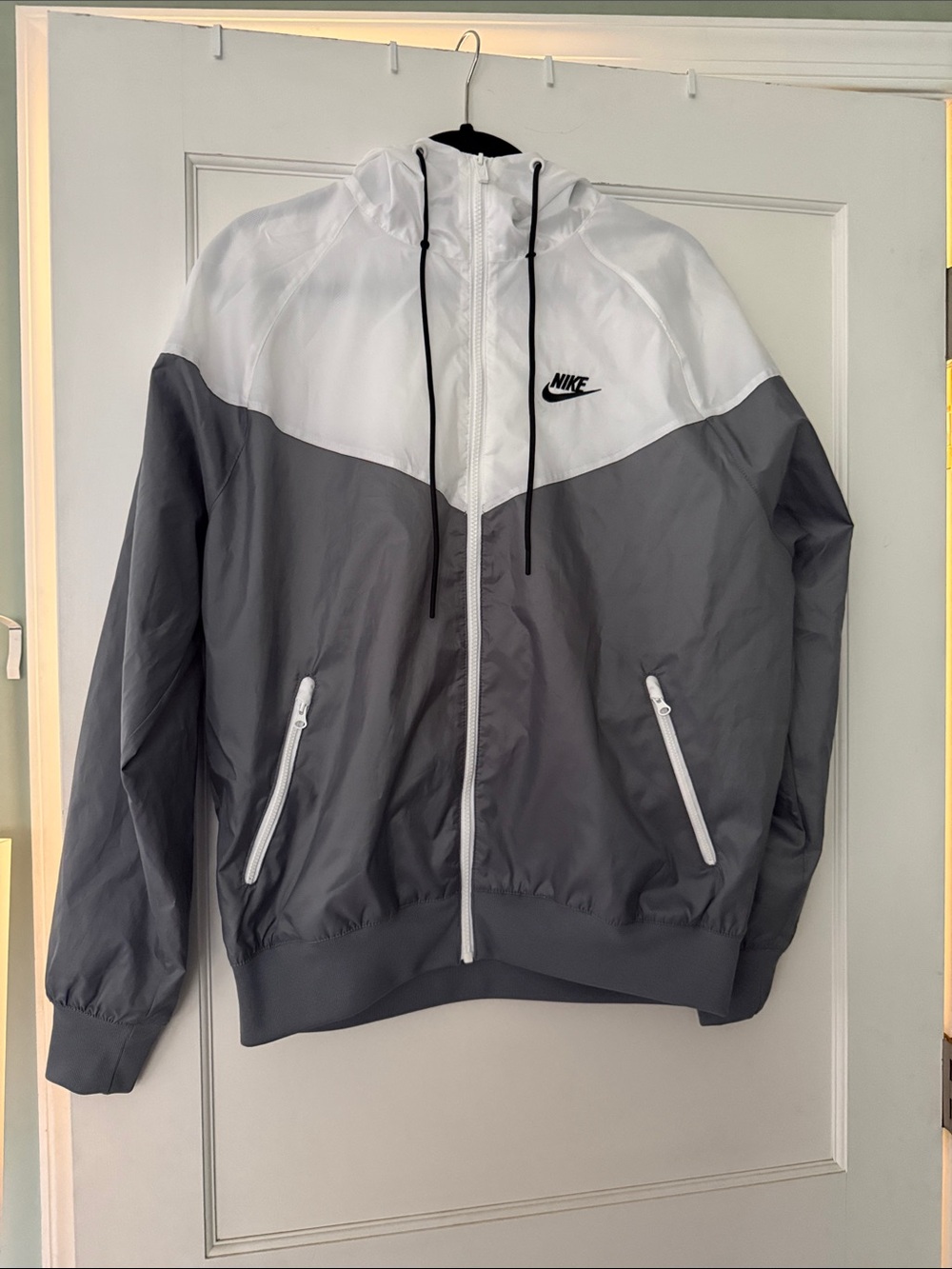 Nike Men’s White and Gray Hooded Windbreaker Jacket